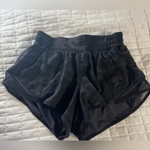 Hotty Hot LR Short 2.5" *Lined black camouflage size 6